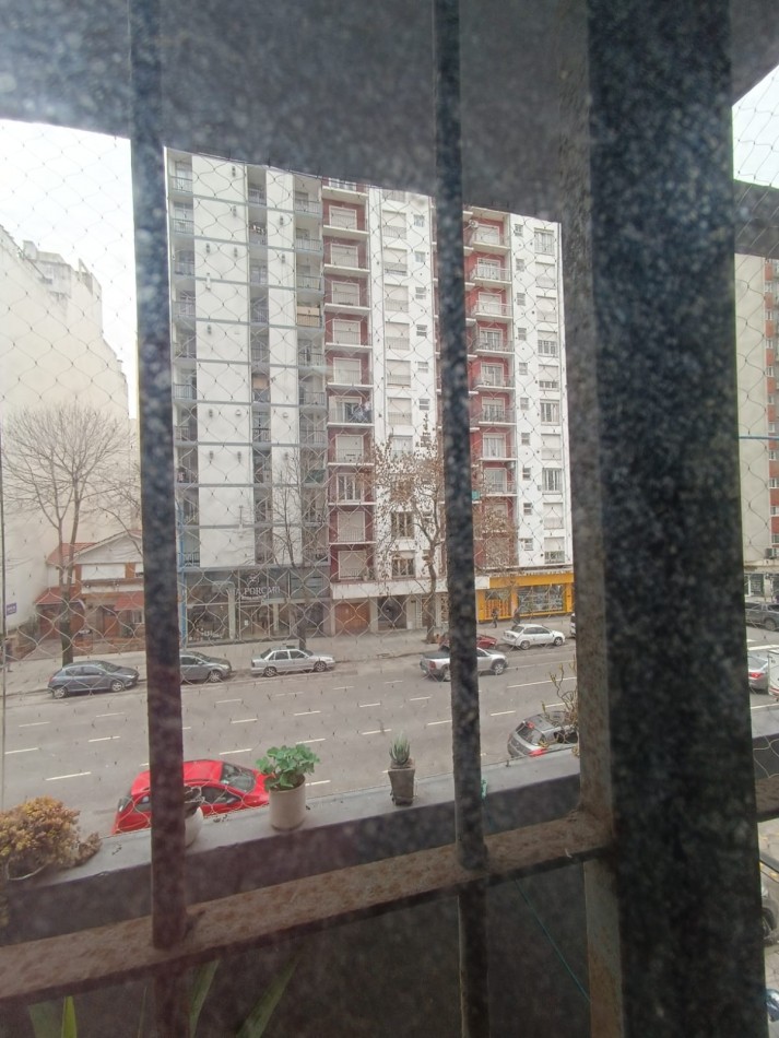 ALQUILER 24 MESES!! DEPARTAMENTO UN AMBIENTE  A LA CALLE CON BALCON SALIENTE. PLAZA MITRE