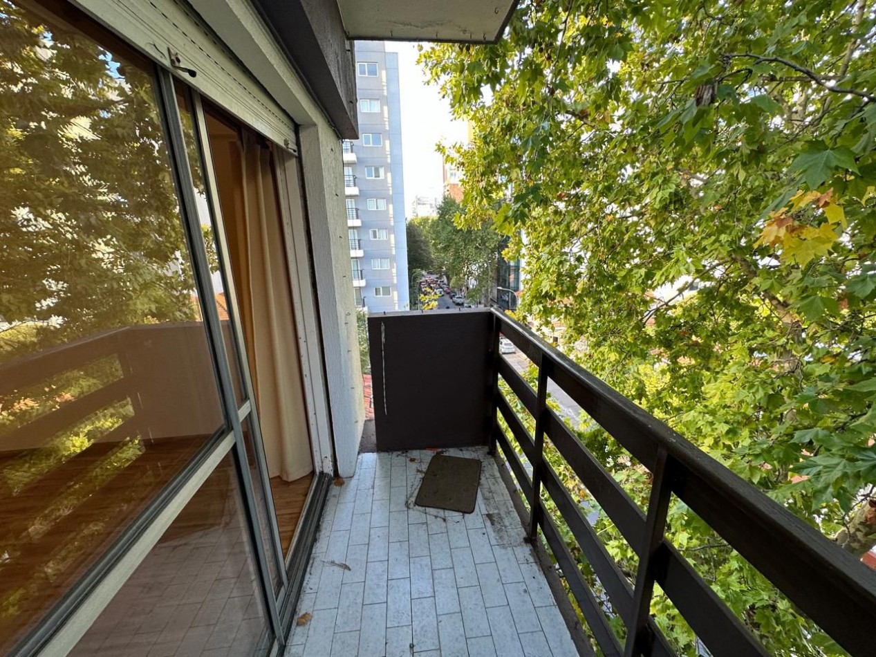 DEPARTAMENTO DE TRES AMBIENTES A LA CALLE CON BALCON SALIENTE Y COCHERA. MUY BUEN ESTADO