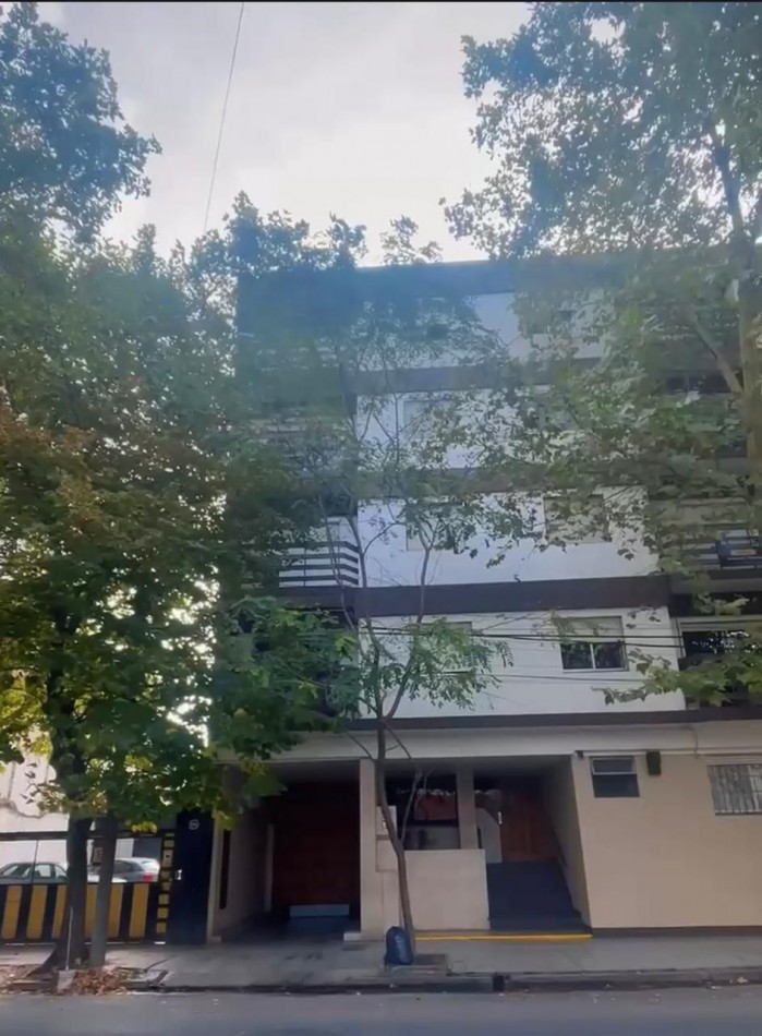 DEPARTAMENTO DE TRES AMBIENTES A LA CALLE CON BALCON SALIENTE Y COCHERA. MUY BUEN ESTADO