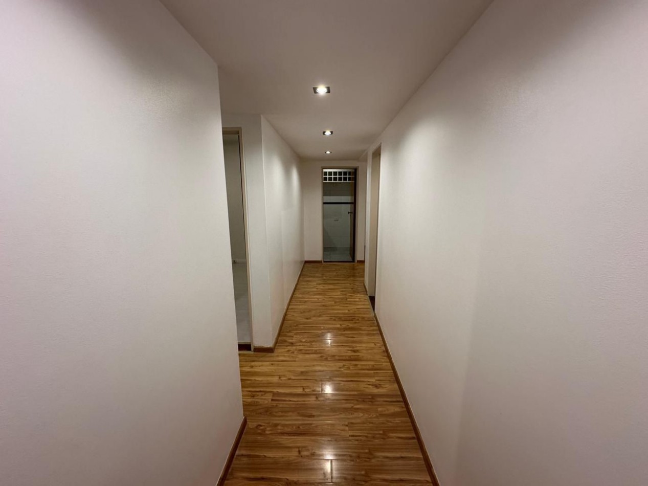 DEPARTAMENTO DE TRES AMBIENTES A LA CALLE CON BALCON SALIENTE Y COCHERA. MUY BUEN ESTADO