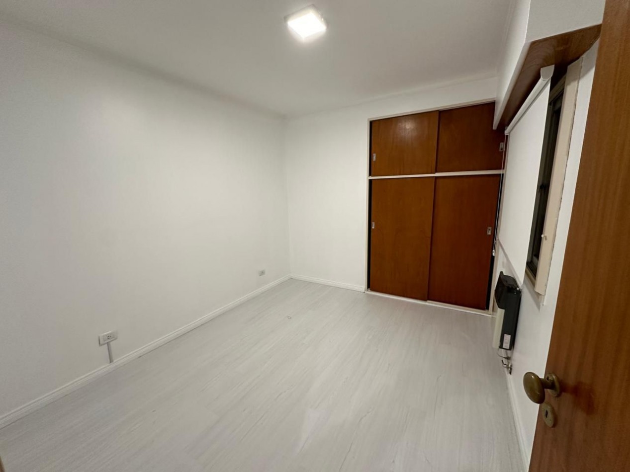 DEPARTAMENTO DE TRES AMBIENTES A LA CALLE CON BALCON SALIENTE Y COCHERA. MUY BUEN ESTADO