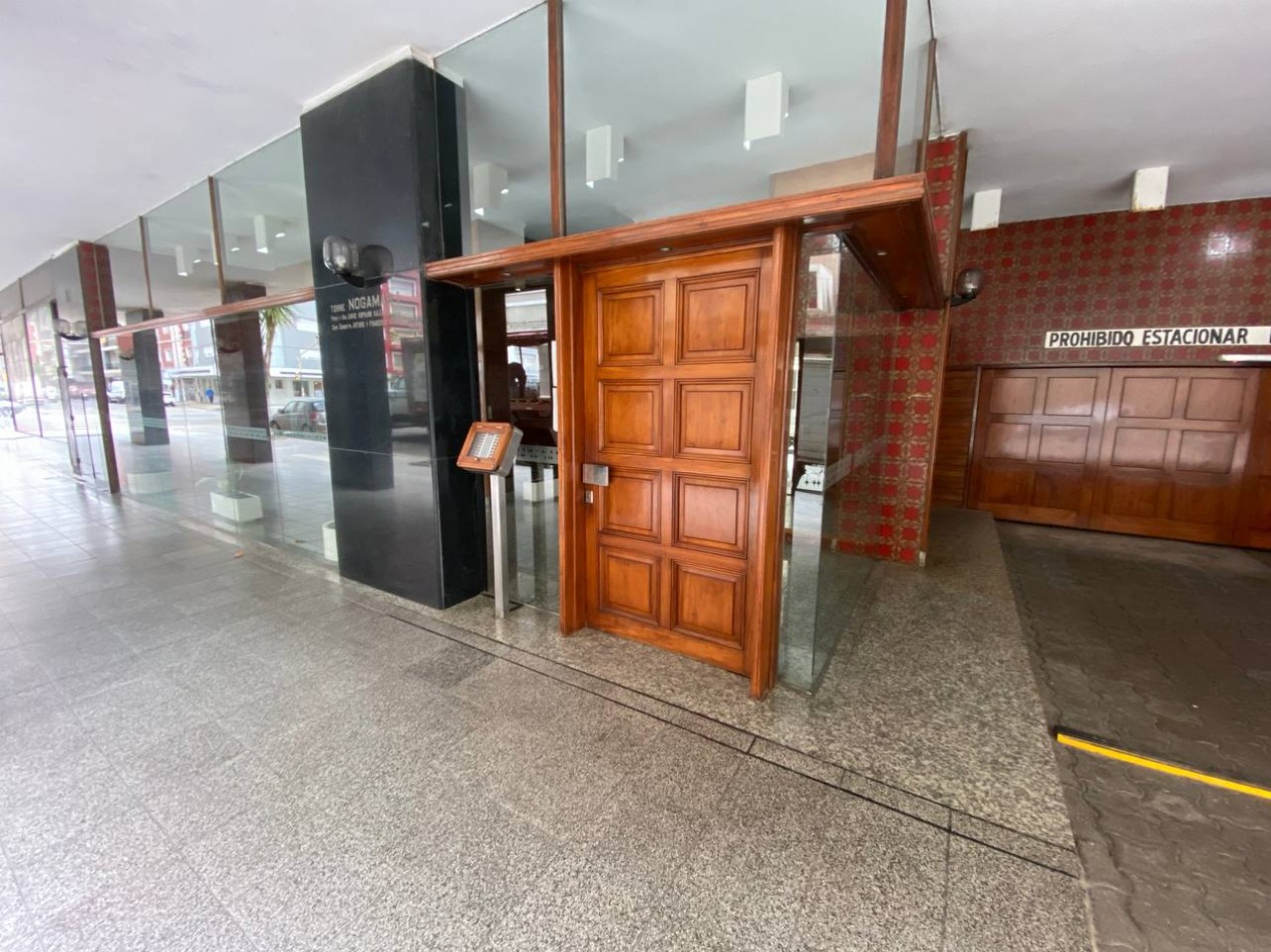 Cochera en edificio con seguridad. Entra camioneta