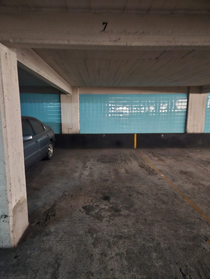 Cochera en edificio con seguridad. Entra camioneta