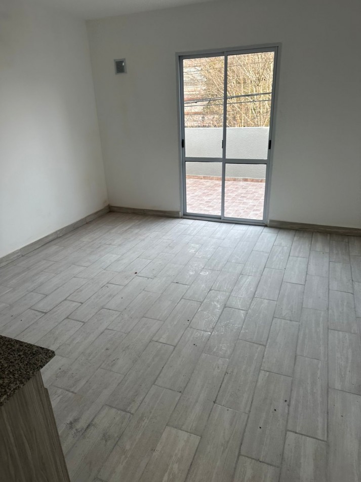P.H.. dos ambientes a la calle con balcon terraza + balcon saliente al contrafrente. Reciclado. Zona: Don Bosco