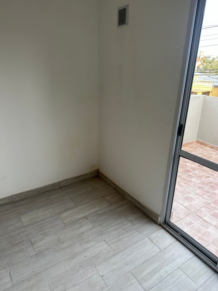 P.H.. dos ambientes a la calle con balcon terraza + balcon saliente al contrafrente. Reciclado. Zona: Don Bosco