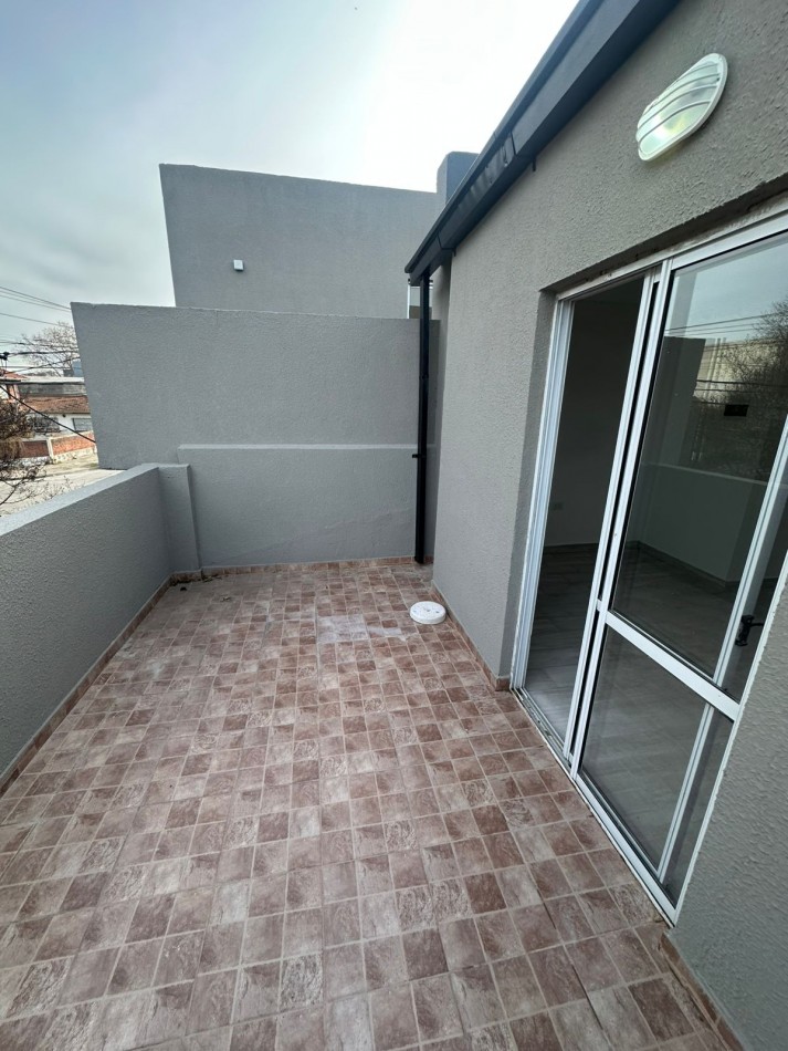P.H.. dos ambientes a la calle con balcon terraza + balcon saliente al contrafrente. Reciclado. Zona: Don Bosco