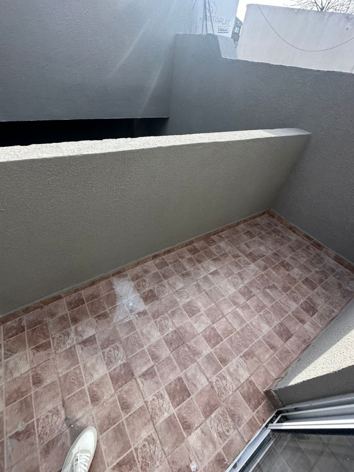 P.H.. dos ambientes a la calle con balcon terraza + balcon saliente al contrafrente. Reciclado. Zona: Don Bosco