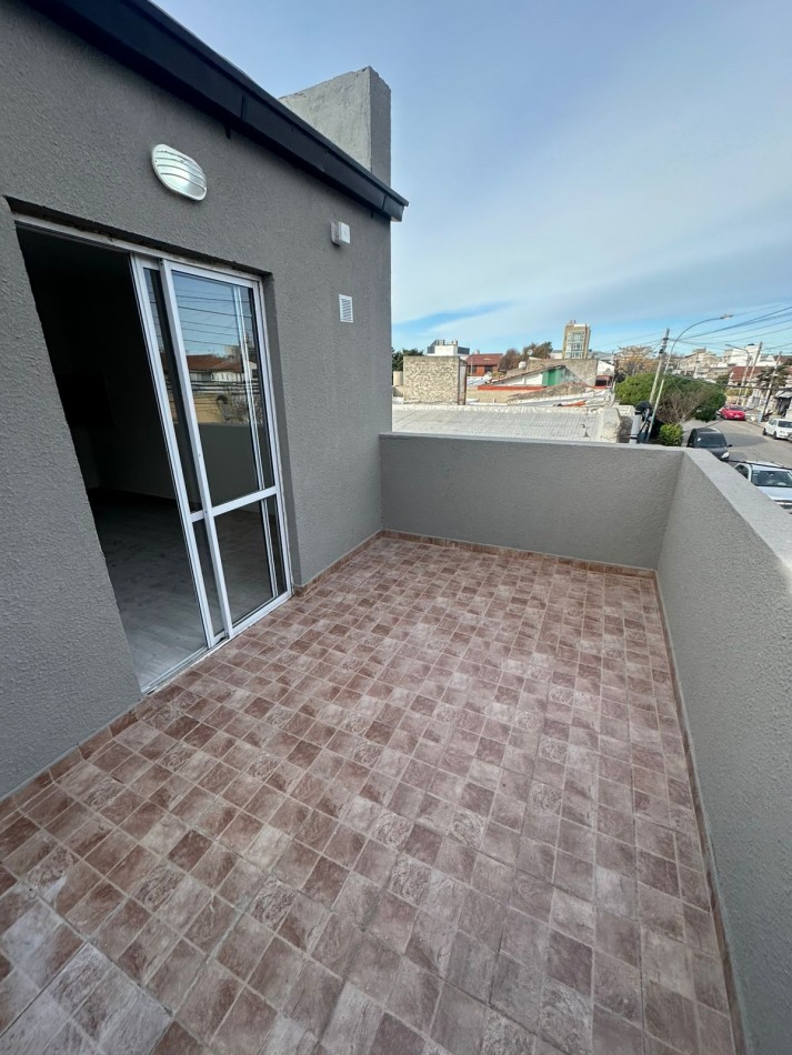 P.H.. dos ambientes a la calle con balcon terraza + balcon saliente al contrafrente. Reciclado. Zona: Don Bosco