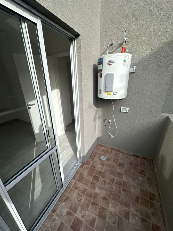 P.H.. dos ambientes a la calle con balcon terraza + balcon saliente al contrafrente. Reciclado. Zona: Don Bosco