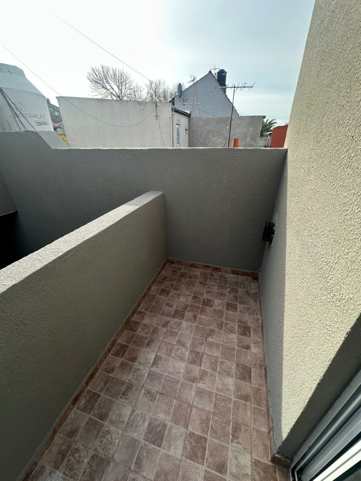 P.H.. dos ambientes a la calle con balcon terraza + balcon saliente al contrafrente. Reciclado. Zona: Don Bosco