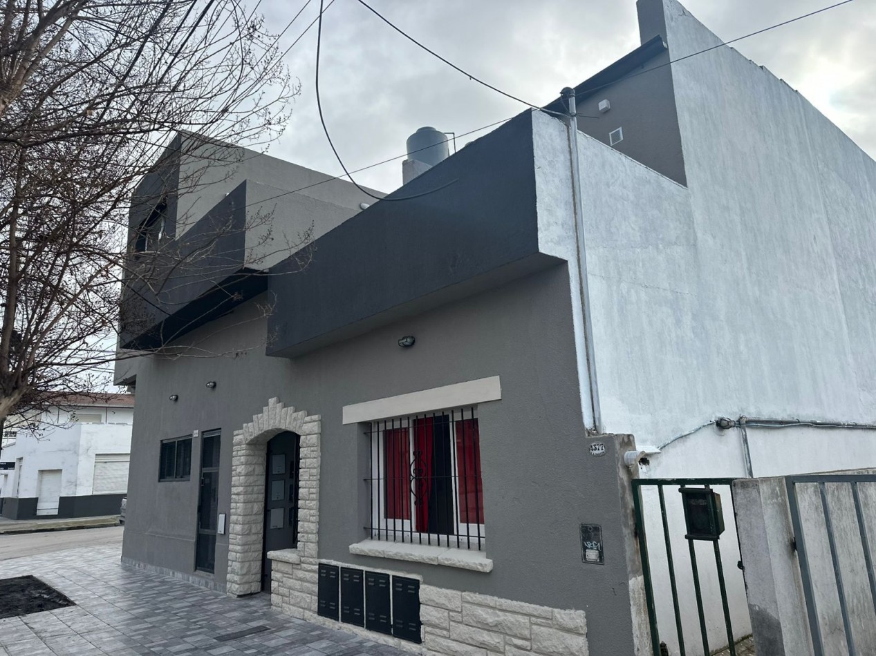 P.H.. dos ambientes a la calle con balcon terraza + balcon saliente al contrafrente. Reciclado. Zona: Don Bosco