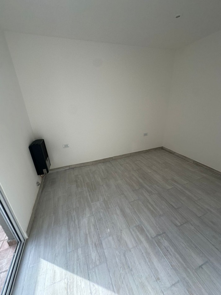 P.H.. dos ambientes a la calle con balcon terraza + balcon saliente al contrafrente. Reciclado. Zona: Don Bosco