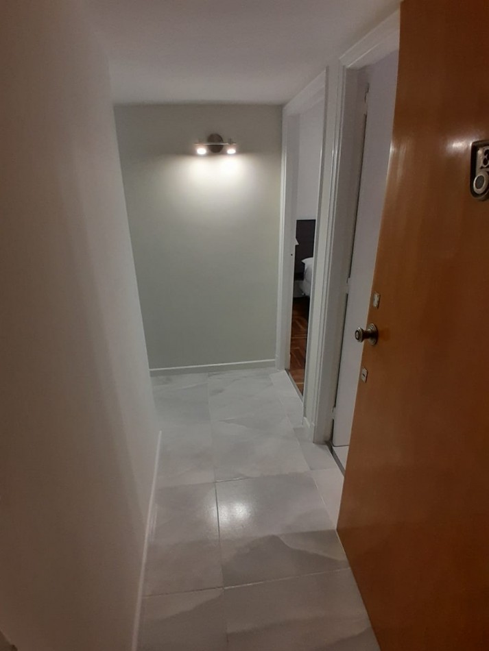 Departamento dos ambientes a la calle con balcon saliente. Reciclado y amoblado. Zona: Centro 