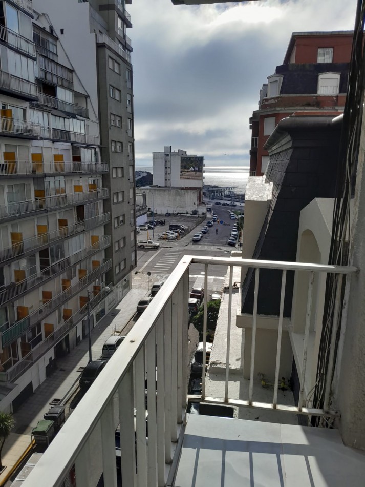 Departamento dos ambientes a la calle con balcon saliente. Reciclado y amoblado. Zona: Centro 