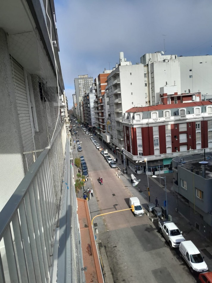 Departamento dos ambientes a la calle con balcon saliente. Reciclado y amoblado. Zona: Centro 