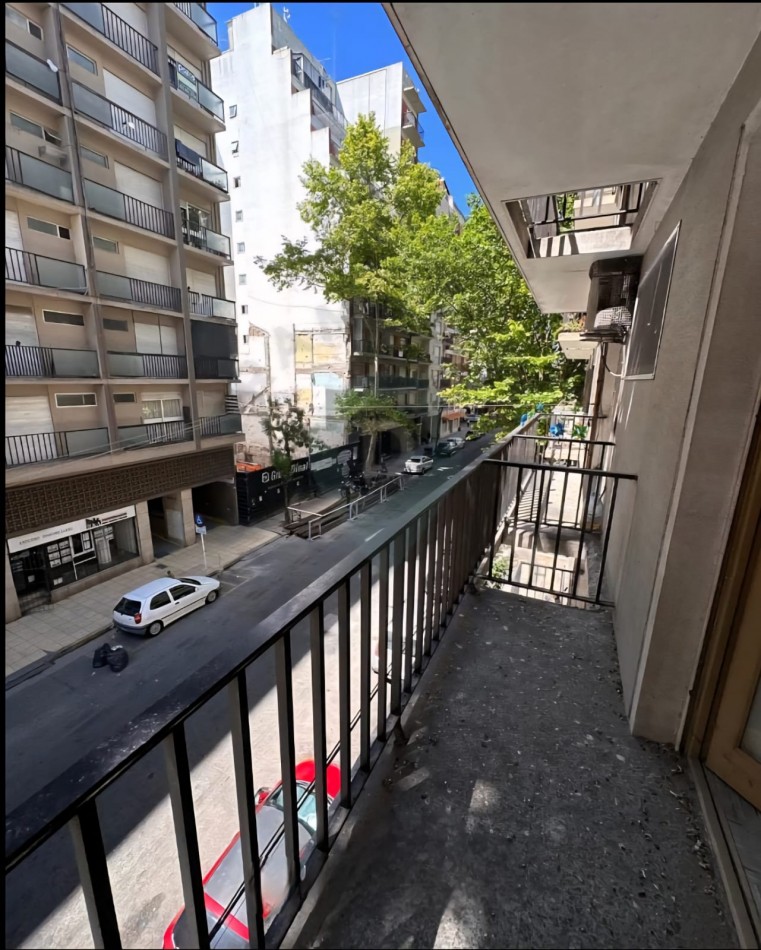 Departamento dos ambientes invertido a la calle con balcon saliente. Estado original. Amoblado. Zona: Aldrey