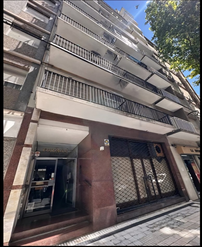 Departamento dos ambientes invertido a la calle con balcon saliente. Estado original. Amoblado. Zona: Aldrey