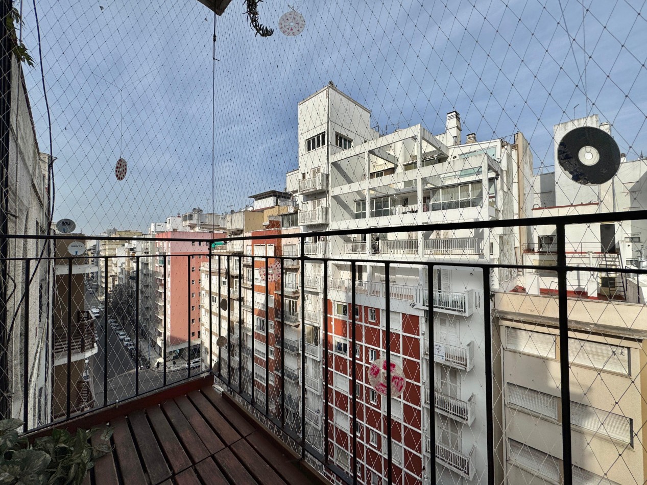 Departament un ambiente a la calle con balcon saliente. Parcialmente reciclado, amoblado