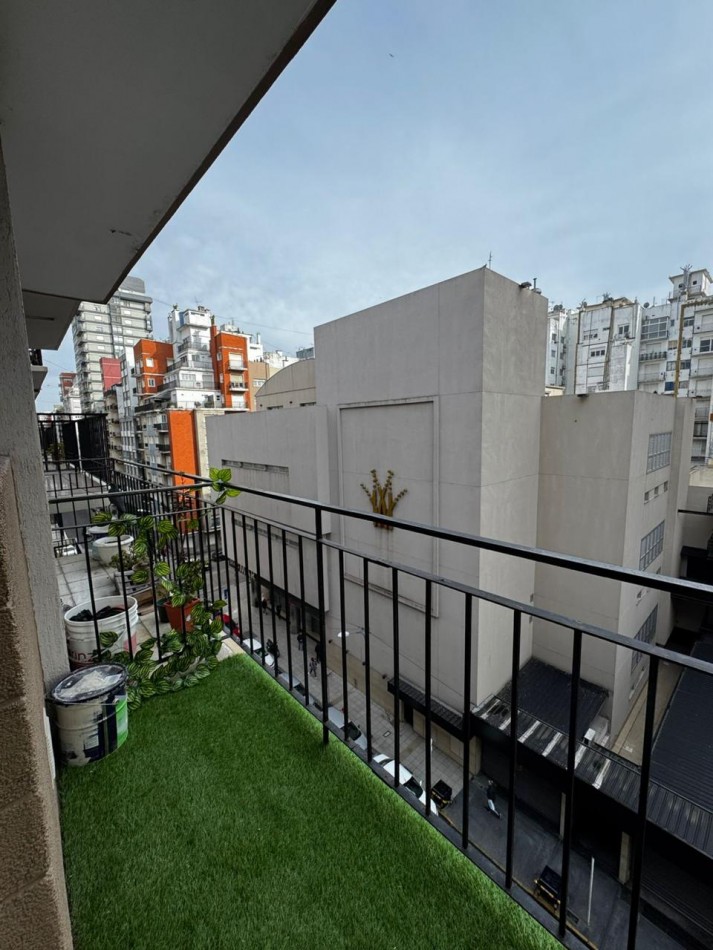 Departamento de un ambiente a la calle con balcon saliente. Muy bueno. Amoblado. Zona: centro