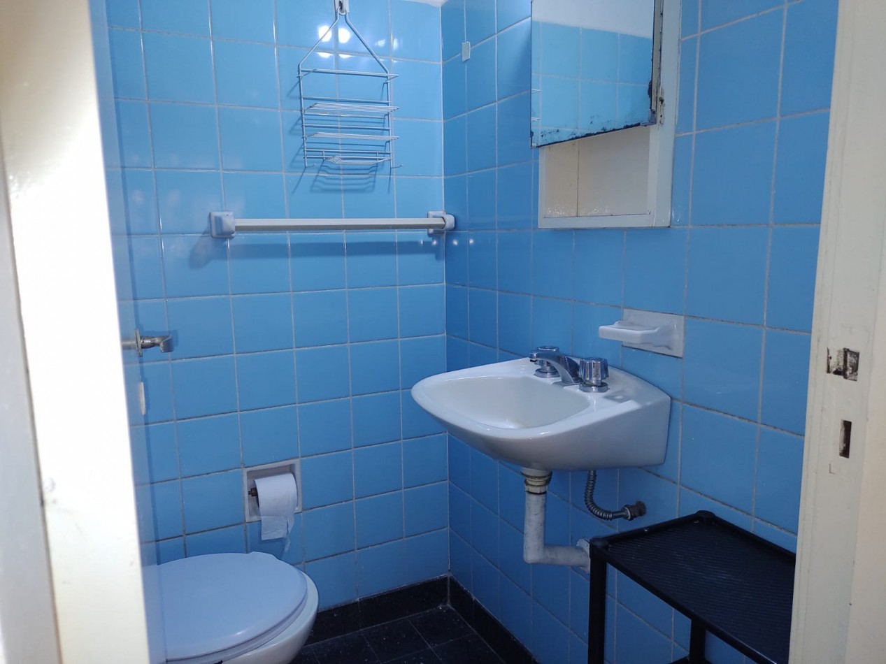 Departamento un ambiente luminoso. Estado original. Plaza Colon