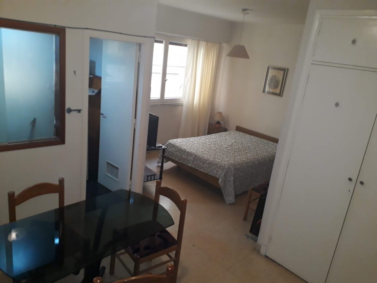 Departamento un ambiente luminoso. Estado original. Plaza Colon