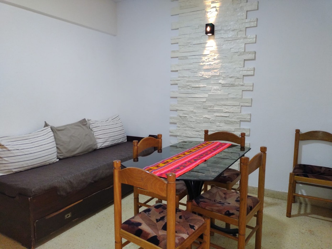 Departamento un ambiente luminoso. Estado original. Plaza Colon