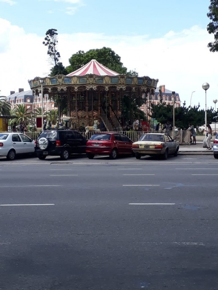 Departamento un ambiente luminoso. Estado original. Plaza Colon