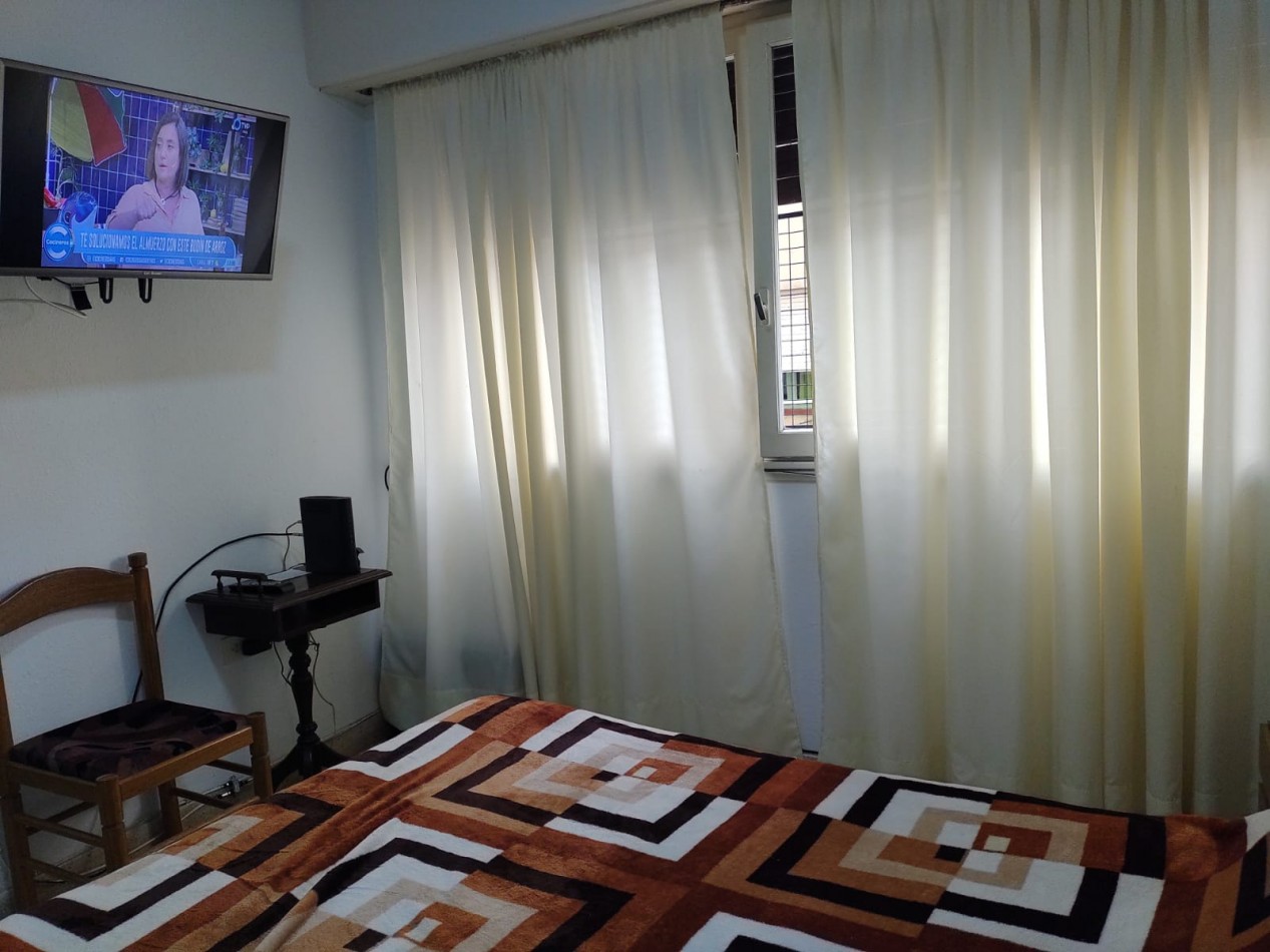 Departamento un ambiente luminoso. Estado original. Plaza Colon