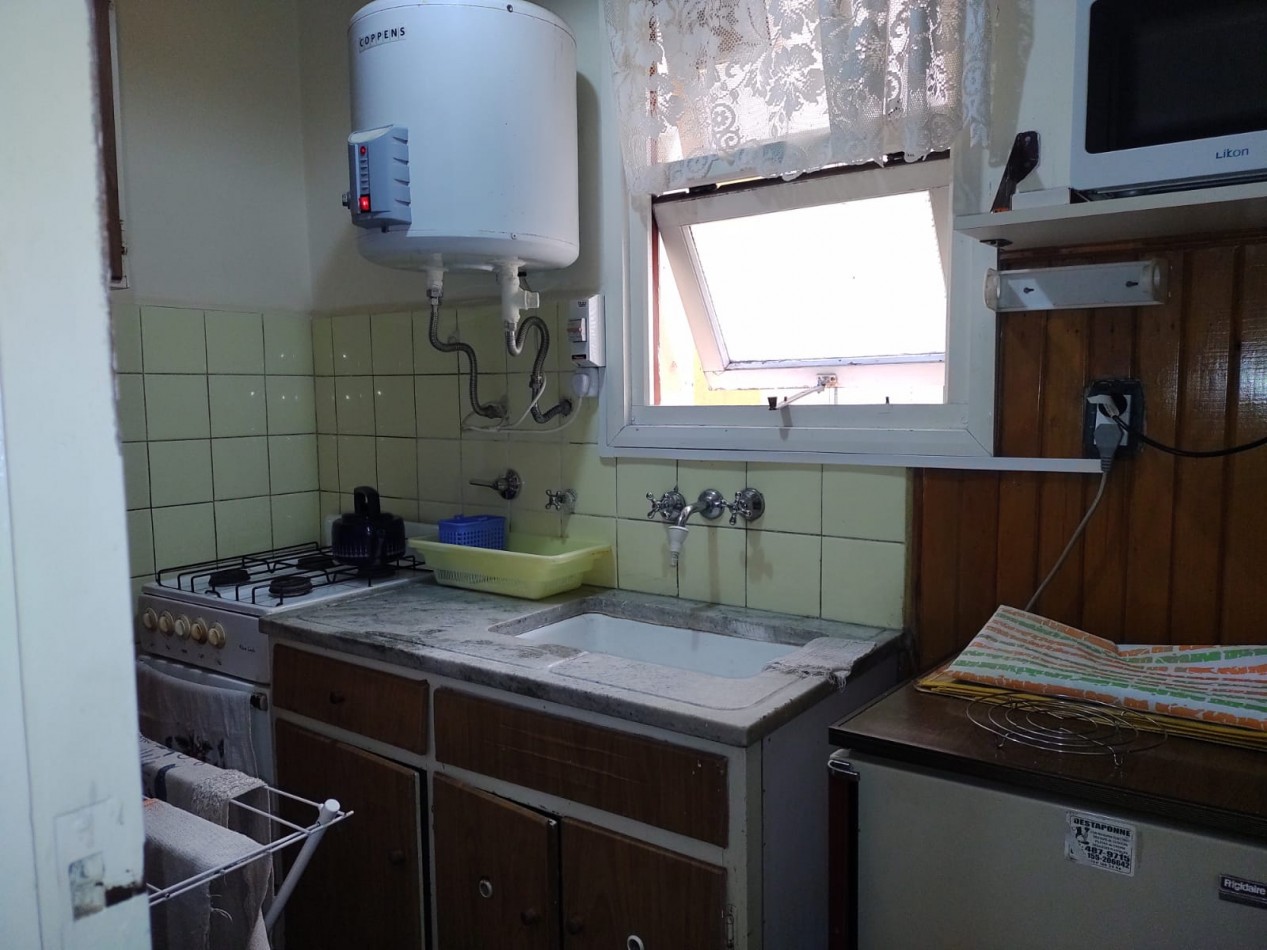 Departamento un ambiente luminoso. Estado original. Plaza Colon