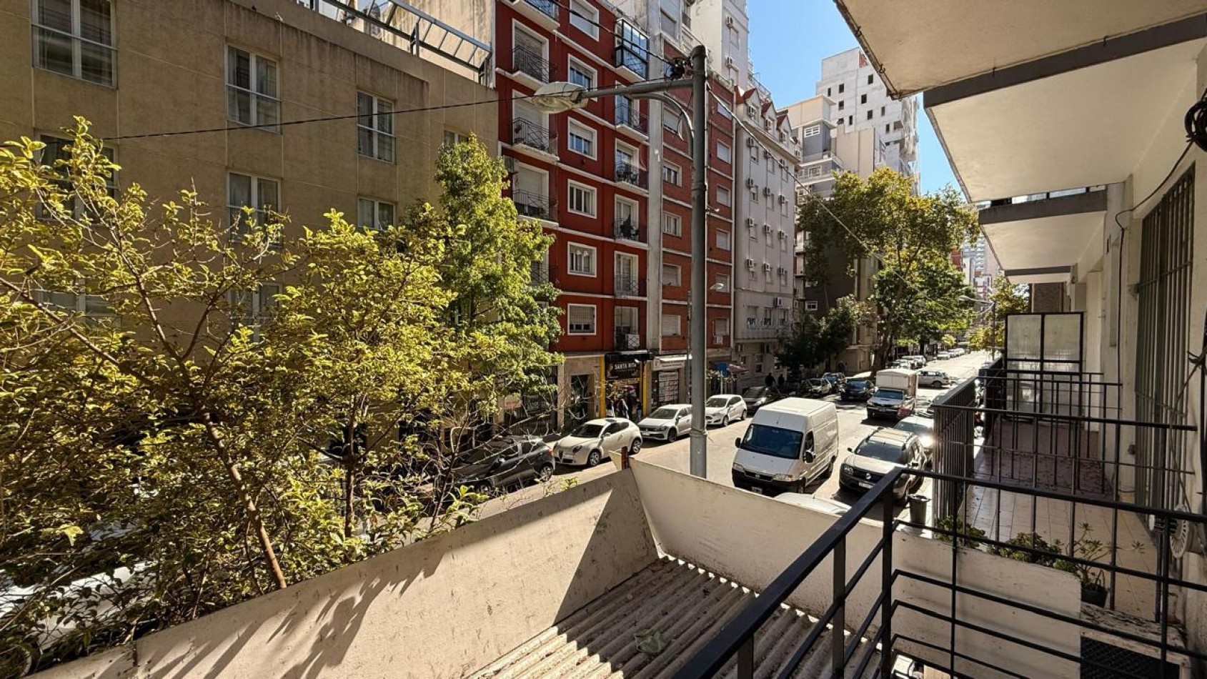 DEPARTAMENTO DOS AMBIENTES A LA CALLE CON BALCON SALIENTE. RECICLADO Y AMOBLADO. ZONA: CENTRO