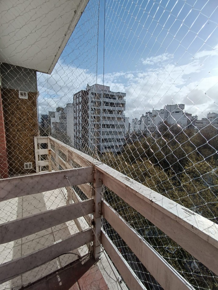 Deartamento dos ambientes a la calle con balcon saliente. Macrocentro