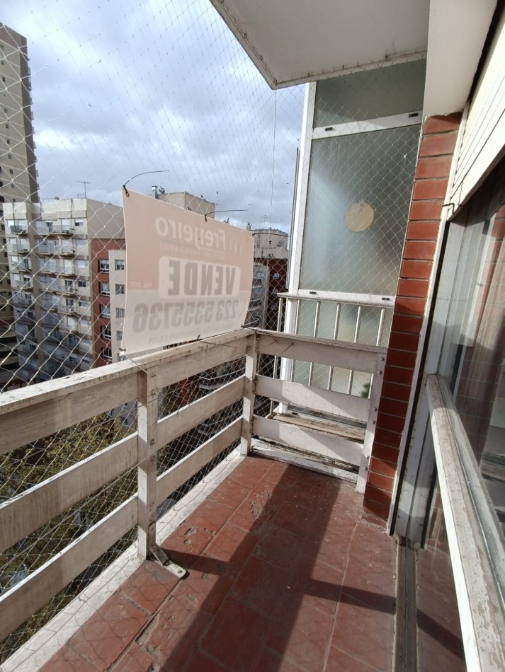 Deartamento dos ambientes a la calle con balcon saliente. Macrocentro