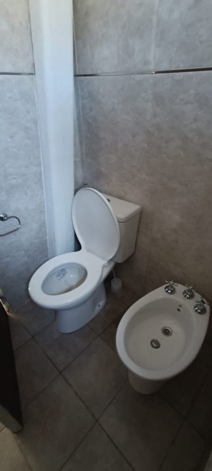  P.H. DOS AMBIENTES PRIMER PISO POR ESCALERA A LA CALLE. ZONA: EL PROGRESO