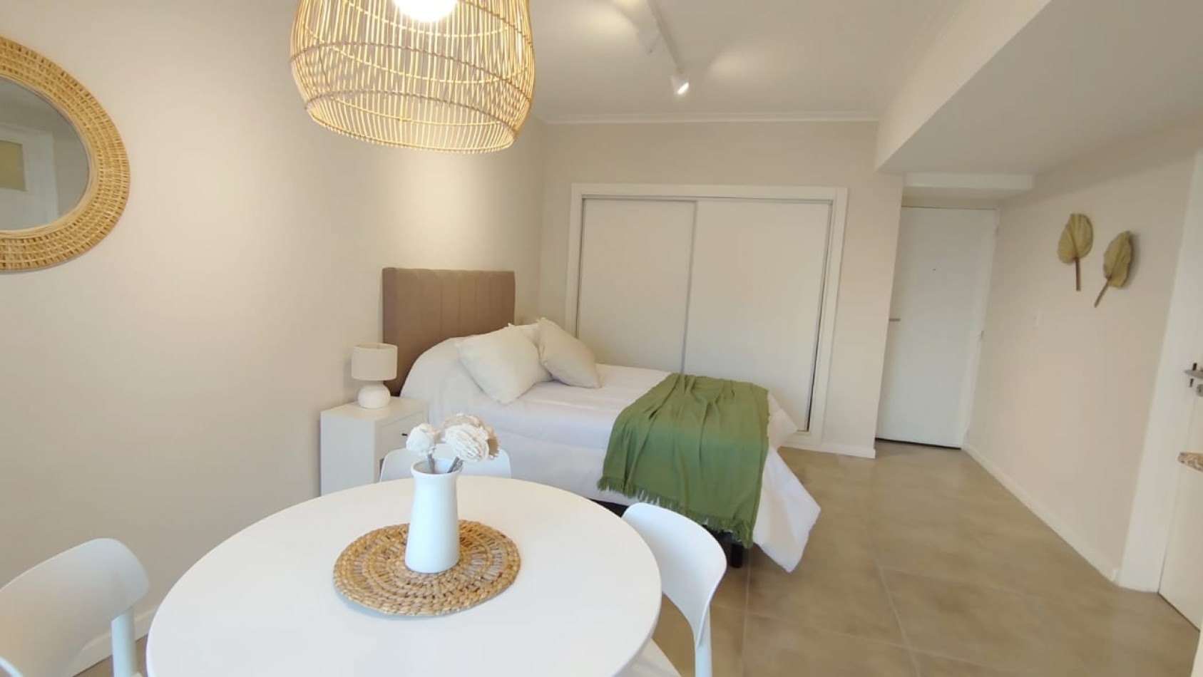 Dearamento un ambiente a la calle con balcon saliente. Reciclado y amoblado. Zona: Macrocentro