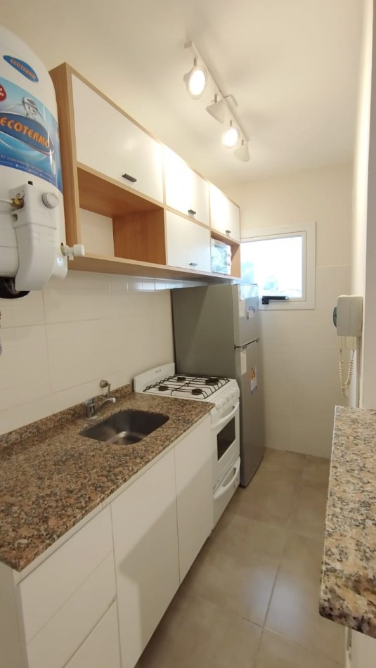 Dearamento un ambiente a la calle con balcon saliente. Reciclado y amoblado. Zona: Macrocentro