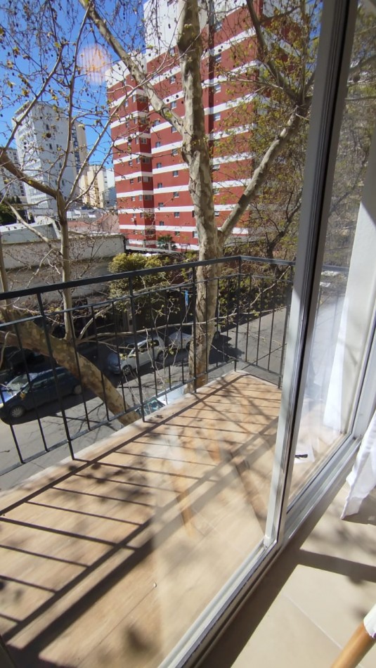 Dearamento un ambiente a la calle con balcon saliente. Reciclado y amoblado. Zona: Macrocentro