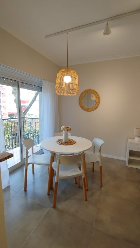 Dearamento un ambiente a la calle con balcon saliente. Reciclado y amoblado. Zona: Macrocentro