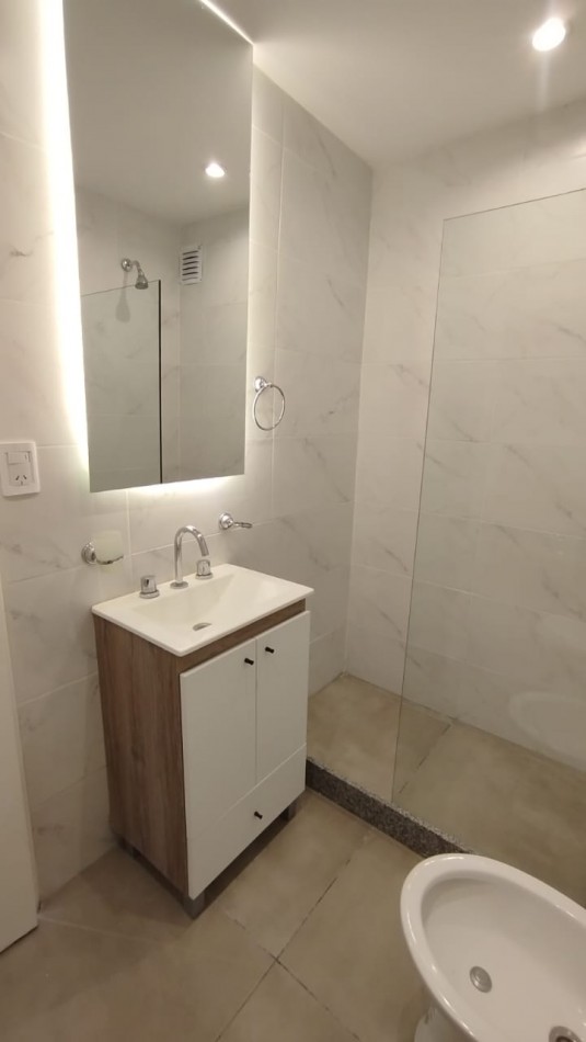 Dearamento un ambiente a la calle con balcon saliente. Reciclado y amoblado. Zona: Macrocentro