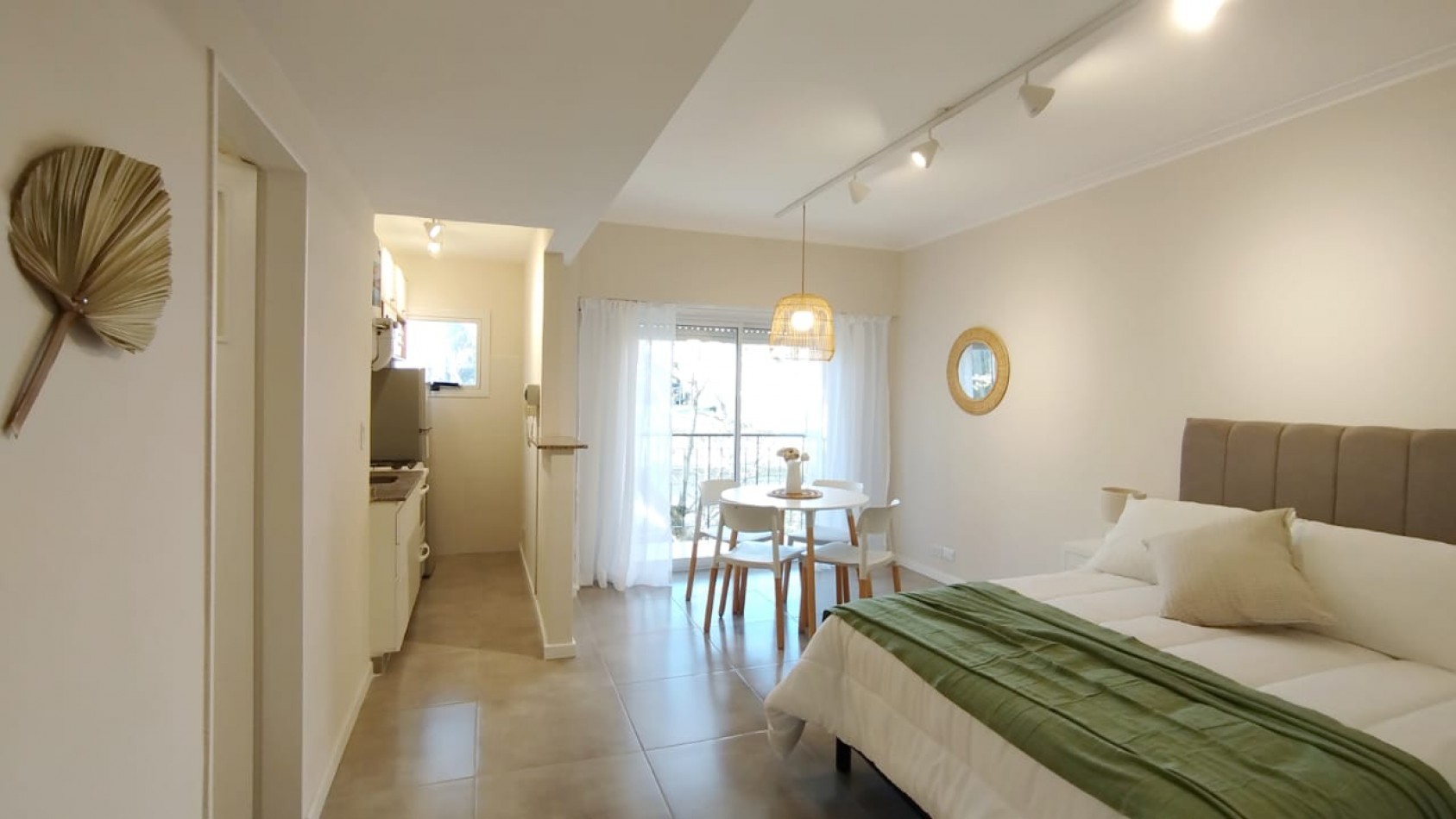 Dearamento un ambiente a la calle con balcon saliente. Reciclado y amoblado. Zona: Macrocentro