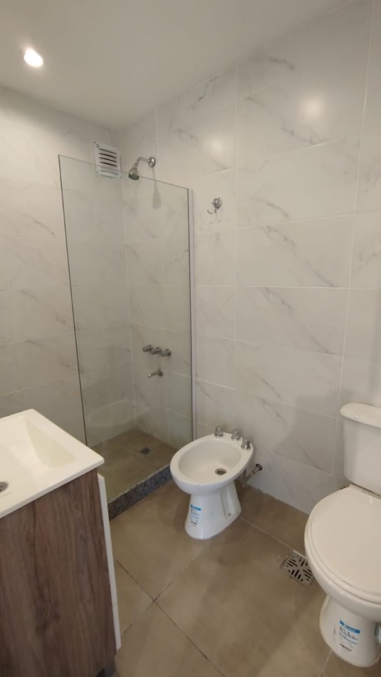 Dearamento un ambiente a la calle con balcon saliente. Reciclado y amoblado. Zona: Macrocentro