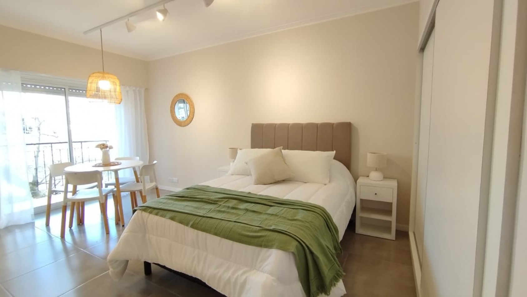 Dearamento un ambiente a la calle con balcon saliente. Reciclado y amoblado. Zona: Macrocentro