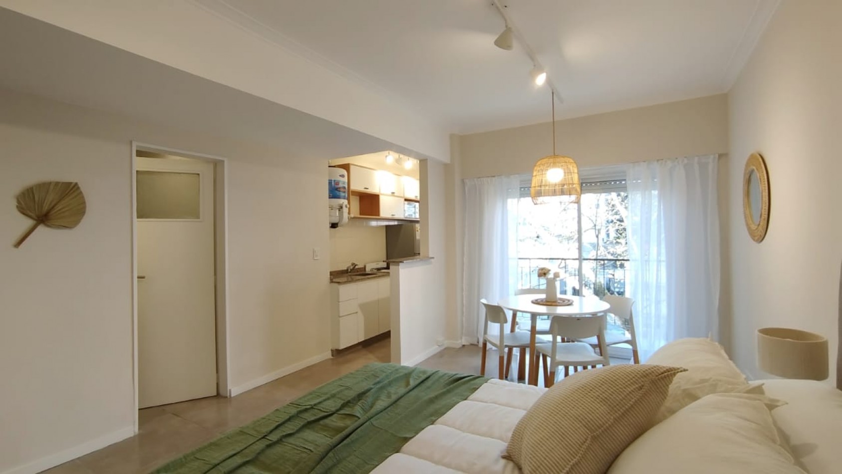 Dearamento un ambiente a la calle con balcon saliente. Reciclado y amoblado. Zona: Macrocentro