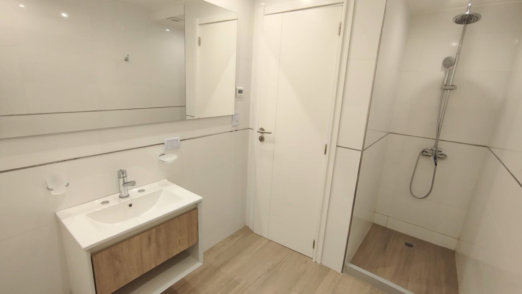 Departamento dos ambientes a Estrenar a la calle con balcon saliente. Amoblado. Zona: Plaza Colon