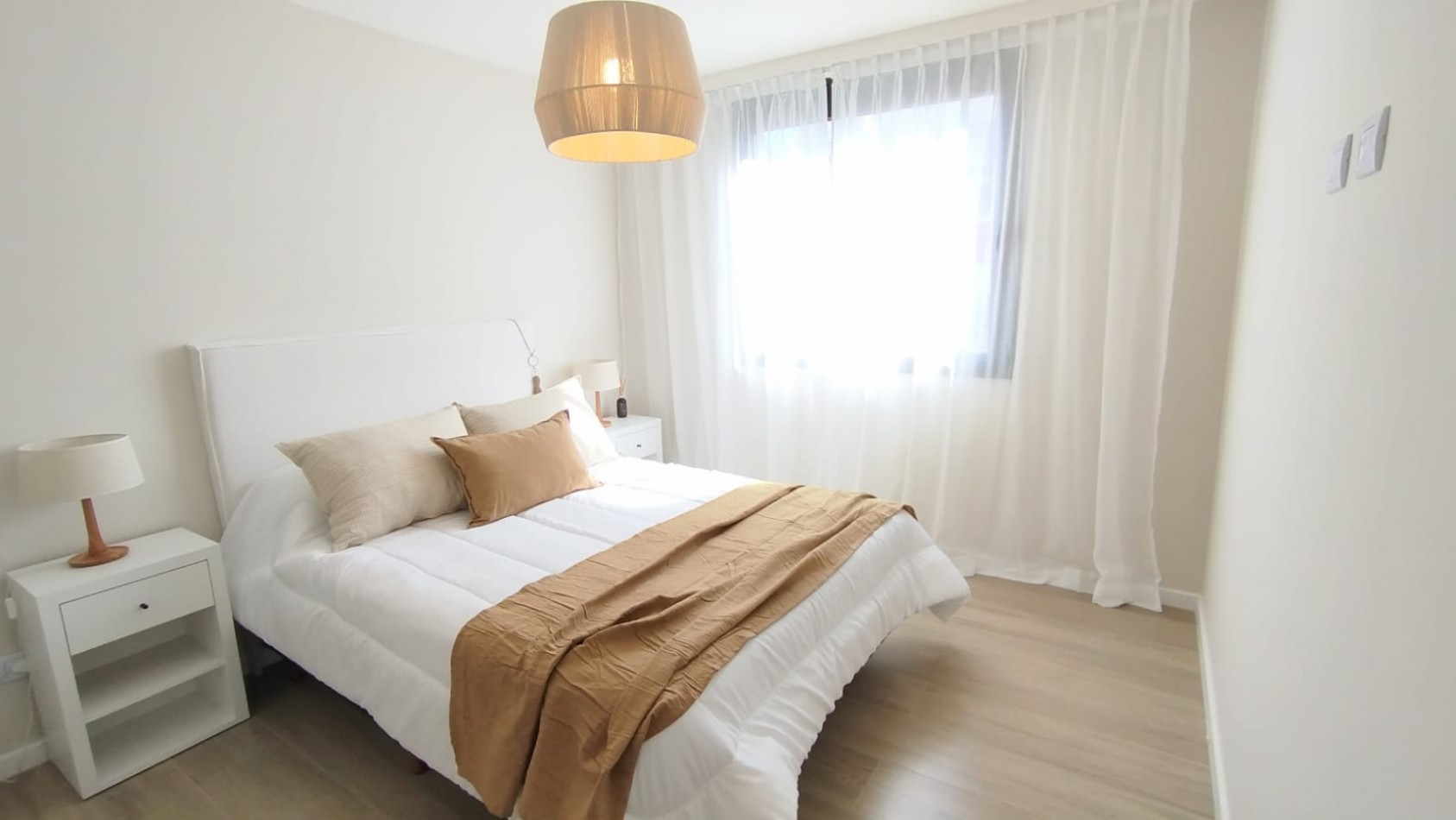 Departamento dos ambientes a Estrenar a la calle con balcon saliente. Amoblado. Zona: Plaza Colon