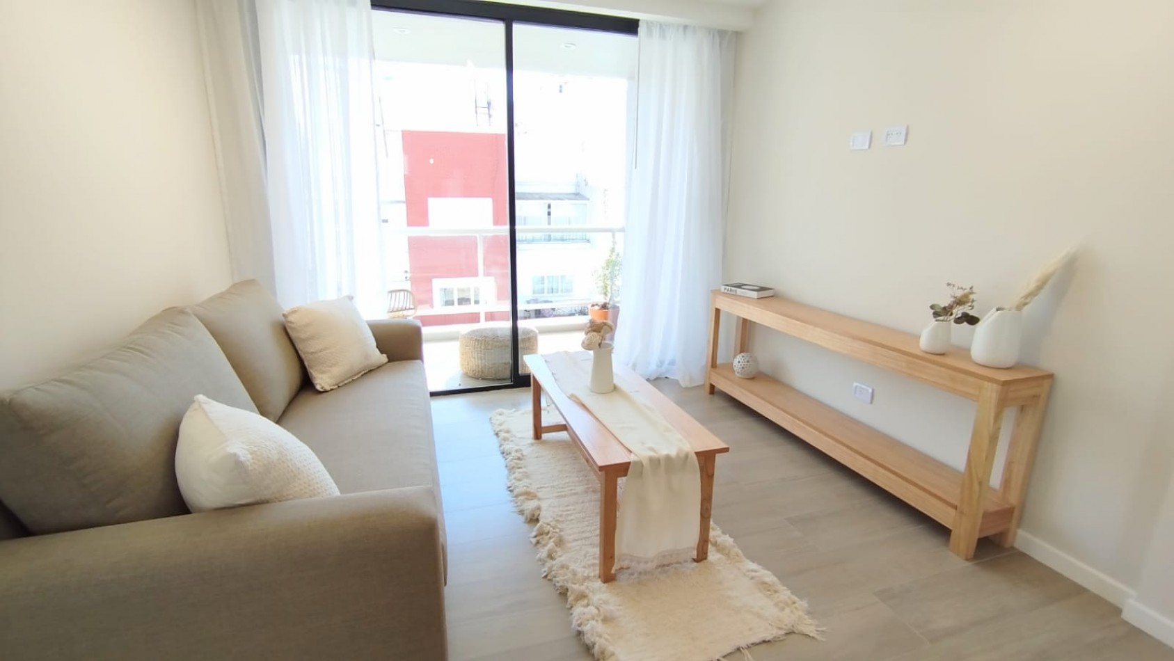 Departamento dos ambientes a Estrenar a la calle con balcon saliente. Amoblado. Zona: Plaza Colon