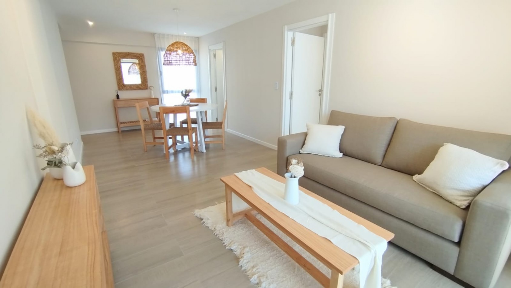 Departamento dos ambientes a Estrenar a la calle con balcon saliente. Amoblado. Zona: Plaza Colon