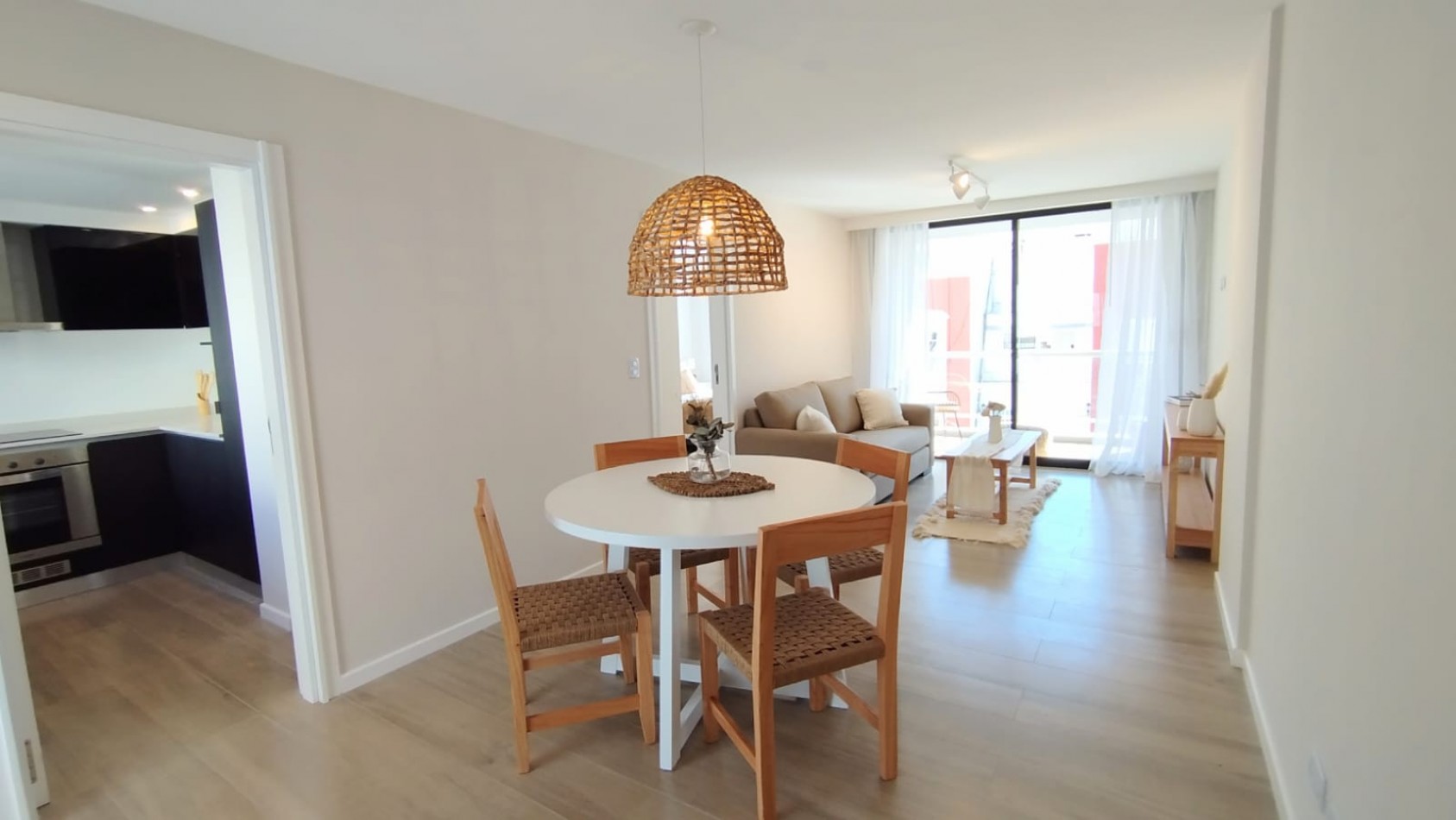 Departamento dos ambientes a Estrenar a la calle con balcon saliente. Amoblado. Zona: Plaza Colon