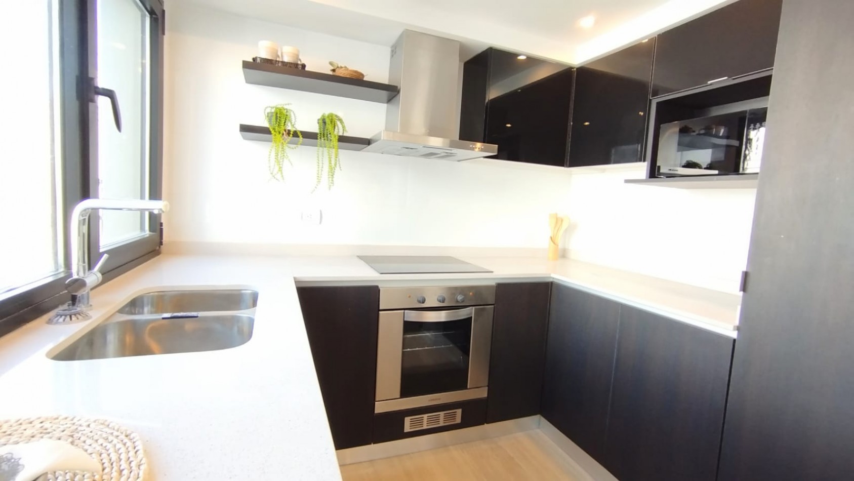 Departamento dos ambientes a Estrenar a la calle con balcon saliente. Amoblado. Zona: Plaza Colon