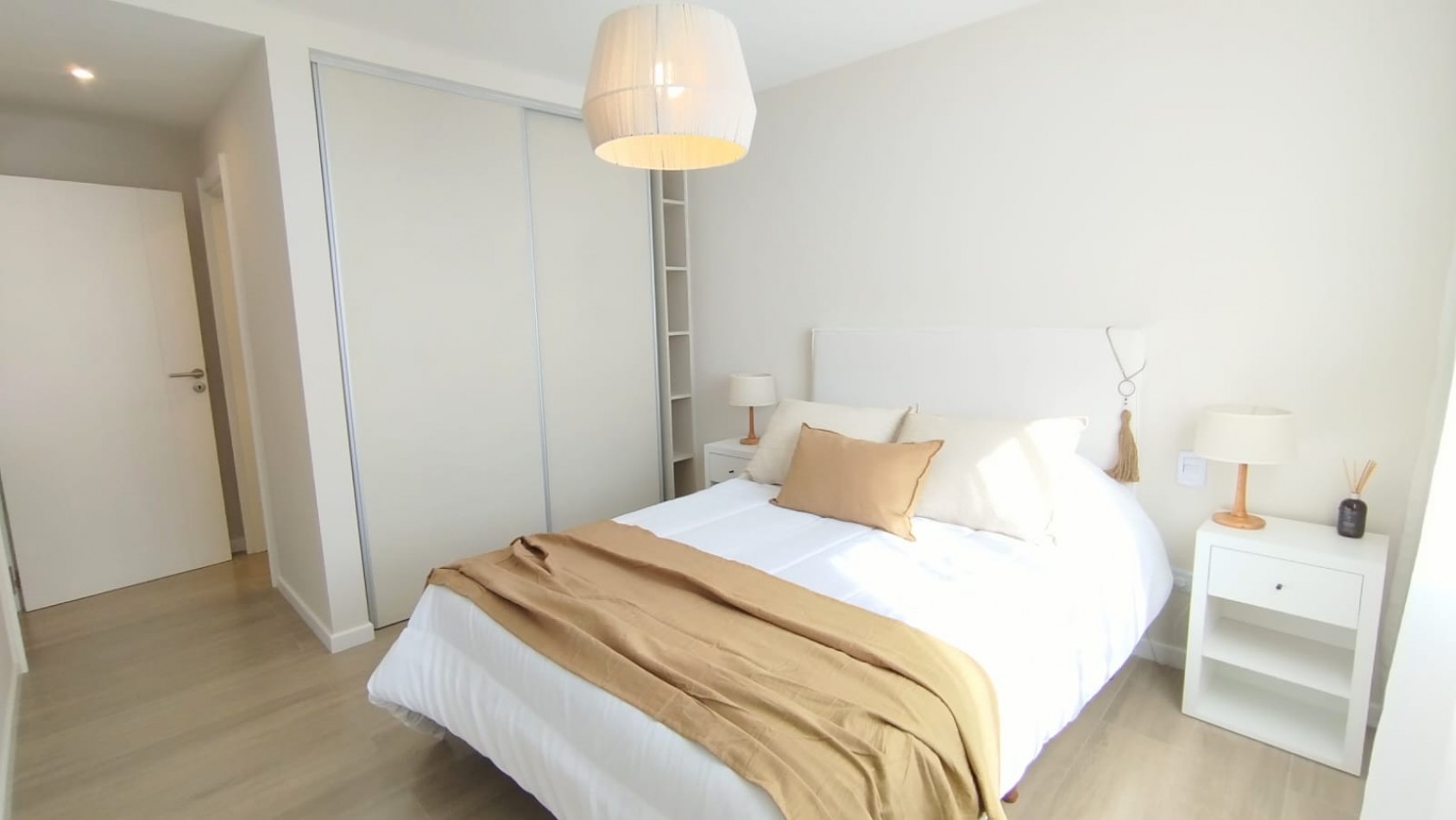 Departamento dos ambientes a Estrenar a la calle con balcon saliente. Amoblado. Zona: Plaza Colon