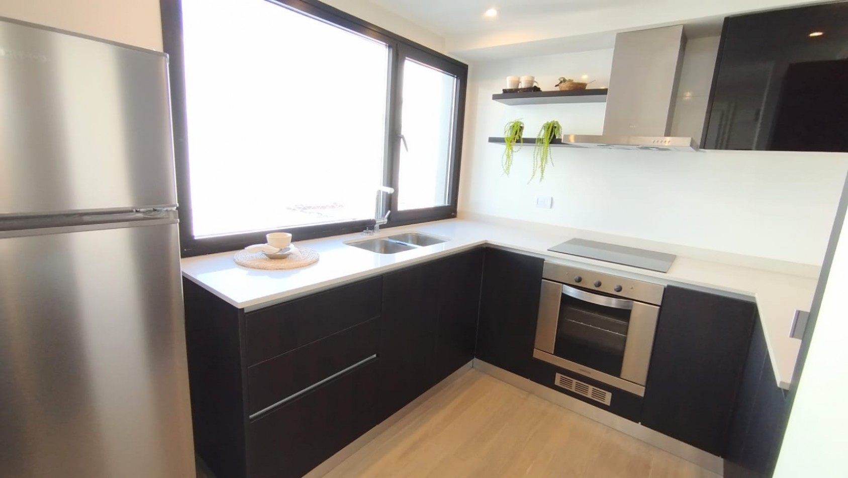 Departamento dos ambientes a Estrenar a la calle con balcon saliente. Amoblado. Zona: Plaza Colon